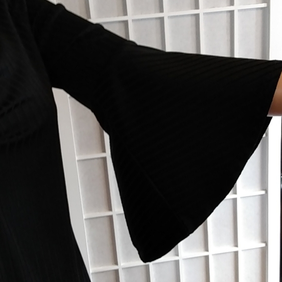Sami & Jo black ribbed blouse w/ Bell sleeves - Picture 2 of 9